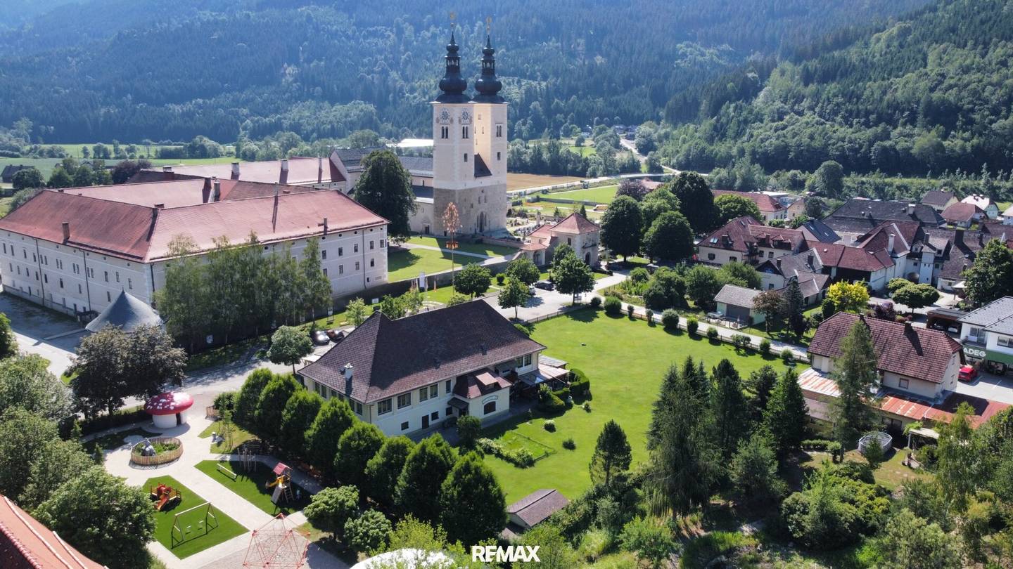 Gewerbeliegenschaft mit Wintergarten und Baugrund beim Gurker Dom
