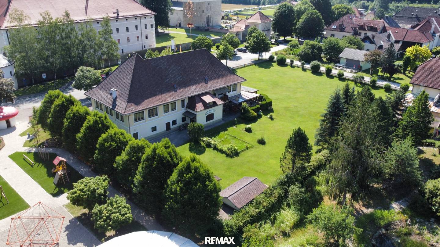 Gewerbeliegenschaft mit Wintergarten und Baugrund beim Gurker Dom