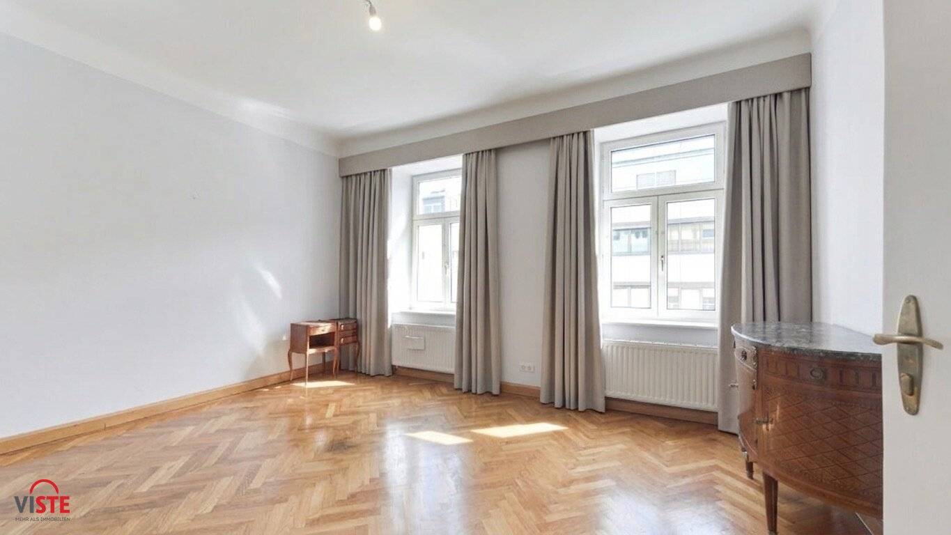 Stylish Altbau Apartment with Fitted Kitchen in Quiet City Center