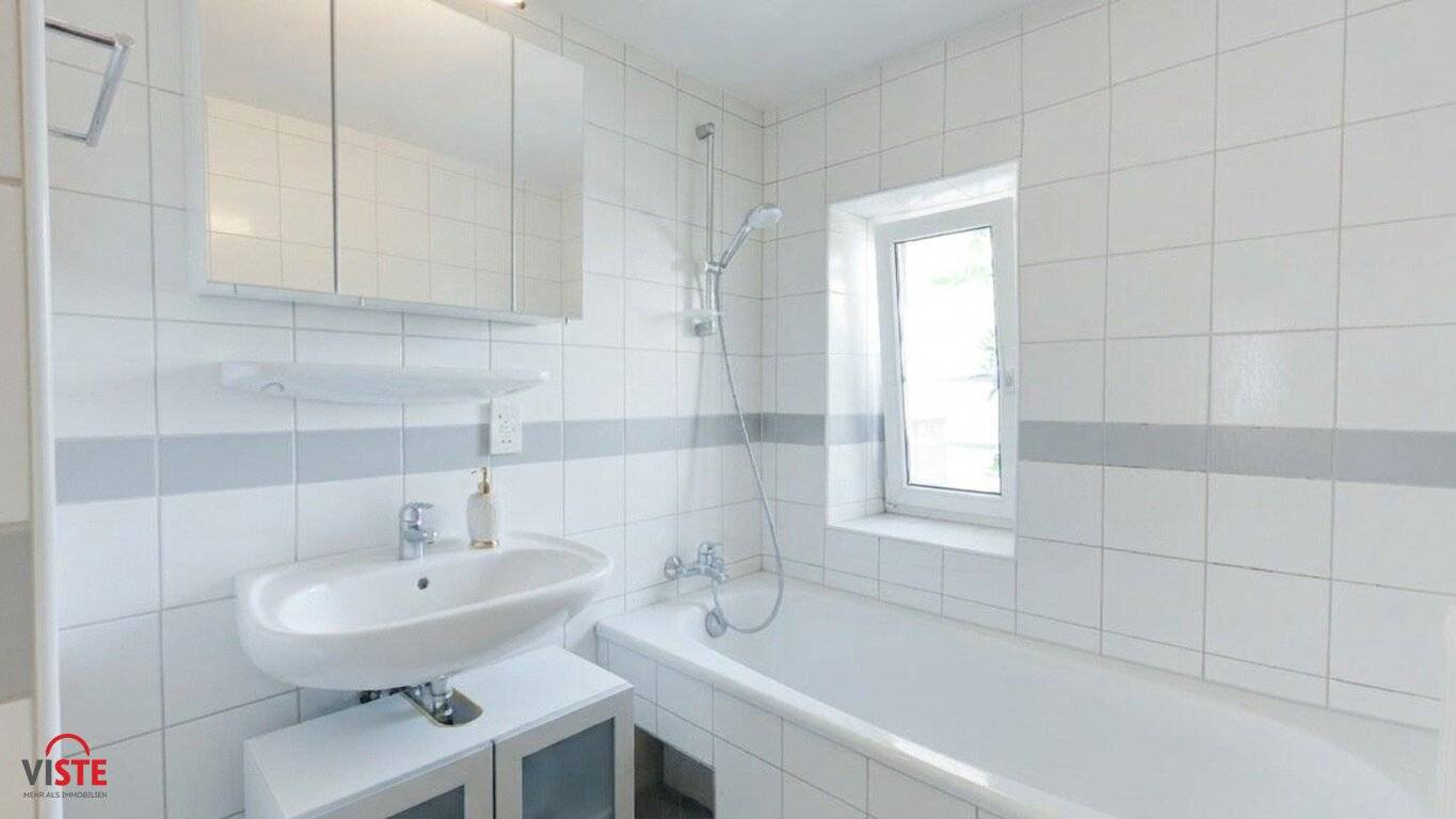 Stylish Altbau Apartment with Fitted Kitchen in Quiet City Center