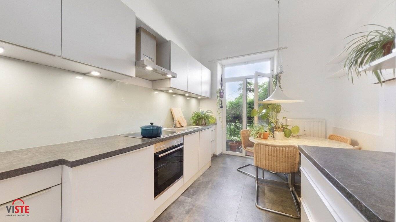 Stylish Altbau Apartment with Fitted Kitchen in Quiet City Center