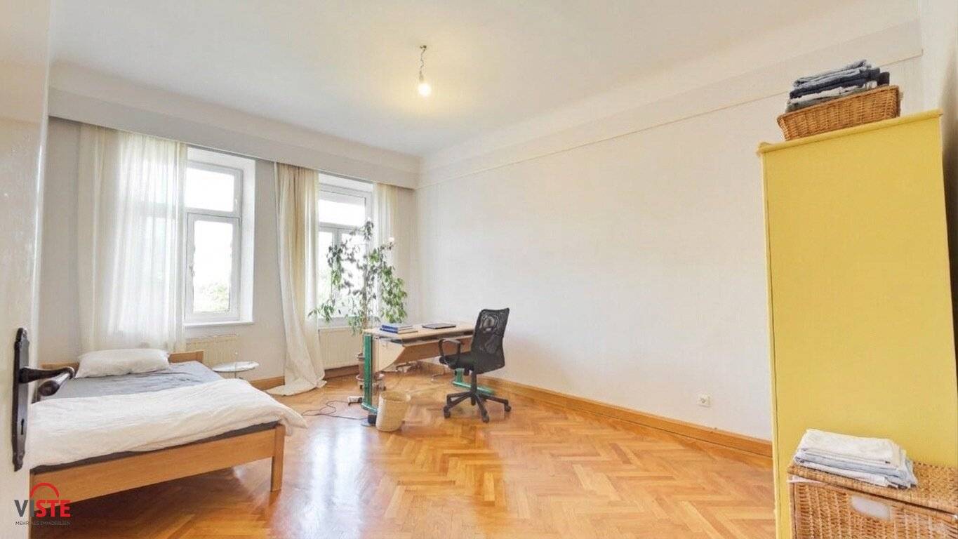 Stylish Altbau Apartment with Fitted Kitchen in Quiet City Center