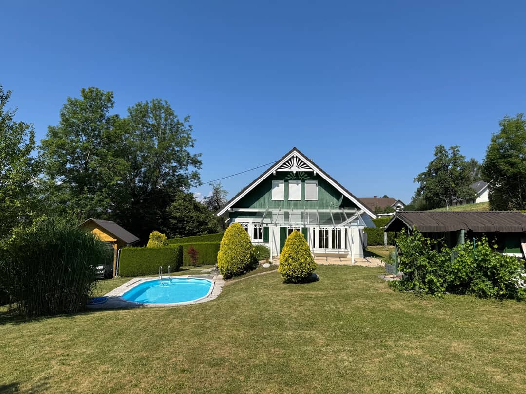 Einfamilienhaus mit Pool Terrasse und Garage auf großem Grundstück