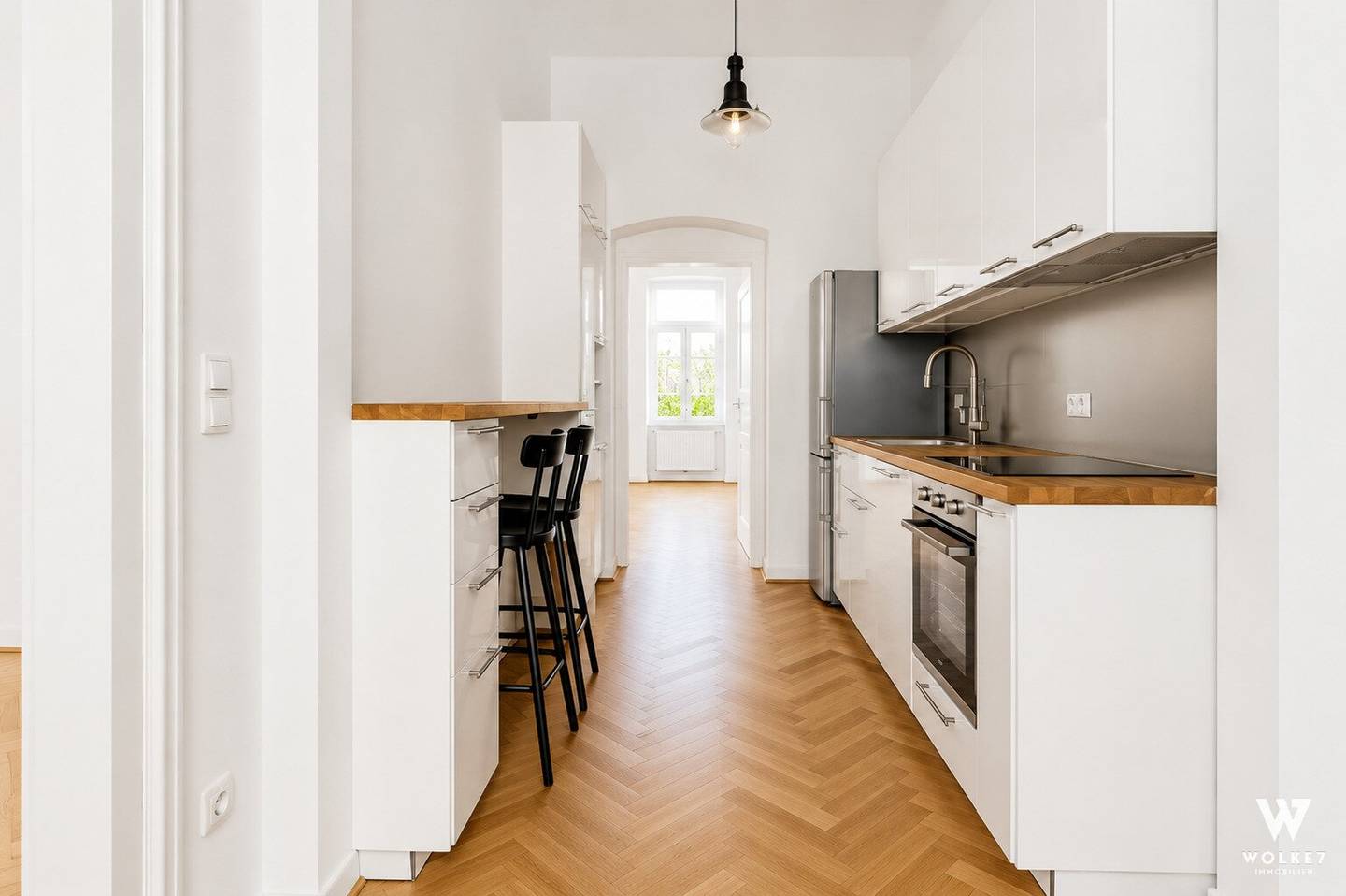 Sanierte Altbauwohnung mit Balkon und Fischgrätparkett