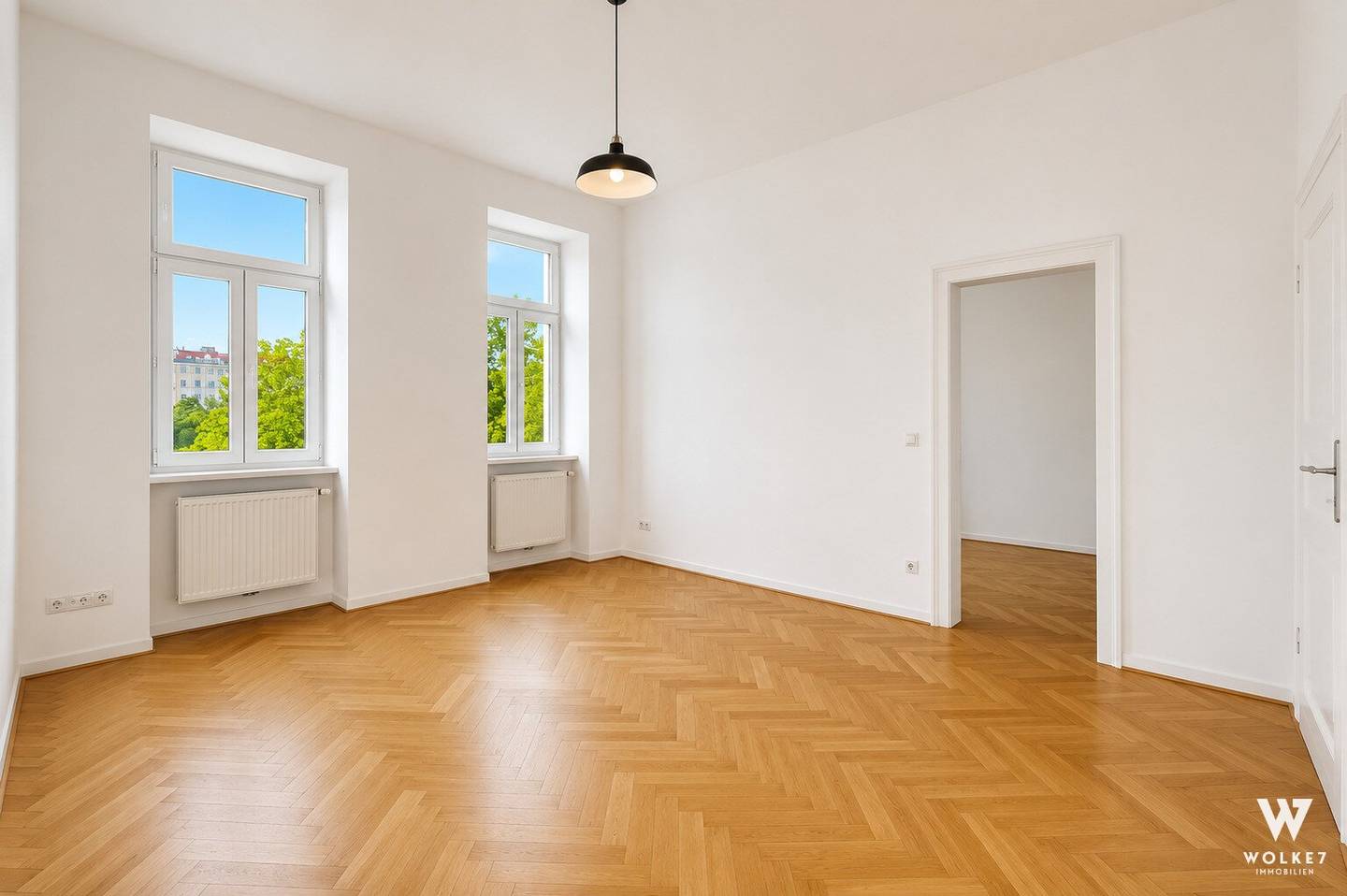 Sanierte Altbauwohnung mit Balkon und Fischgrätparkett