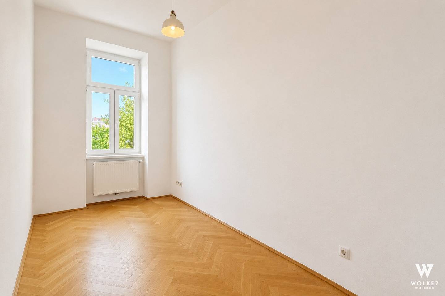 Sanierte Altbauwohnung mit Balkon und Fischgrätparkett