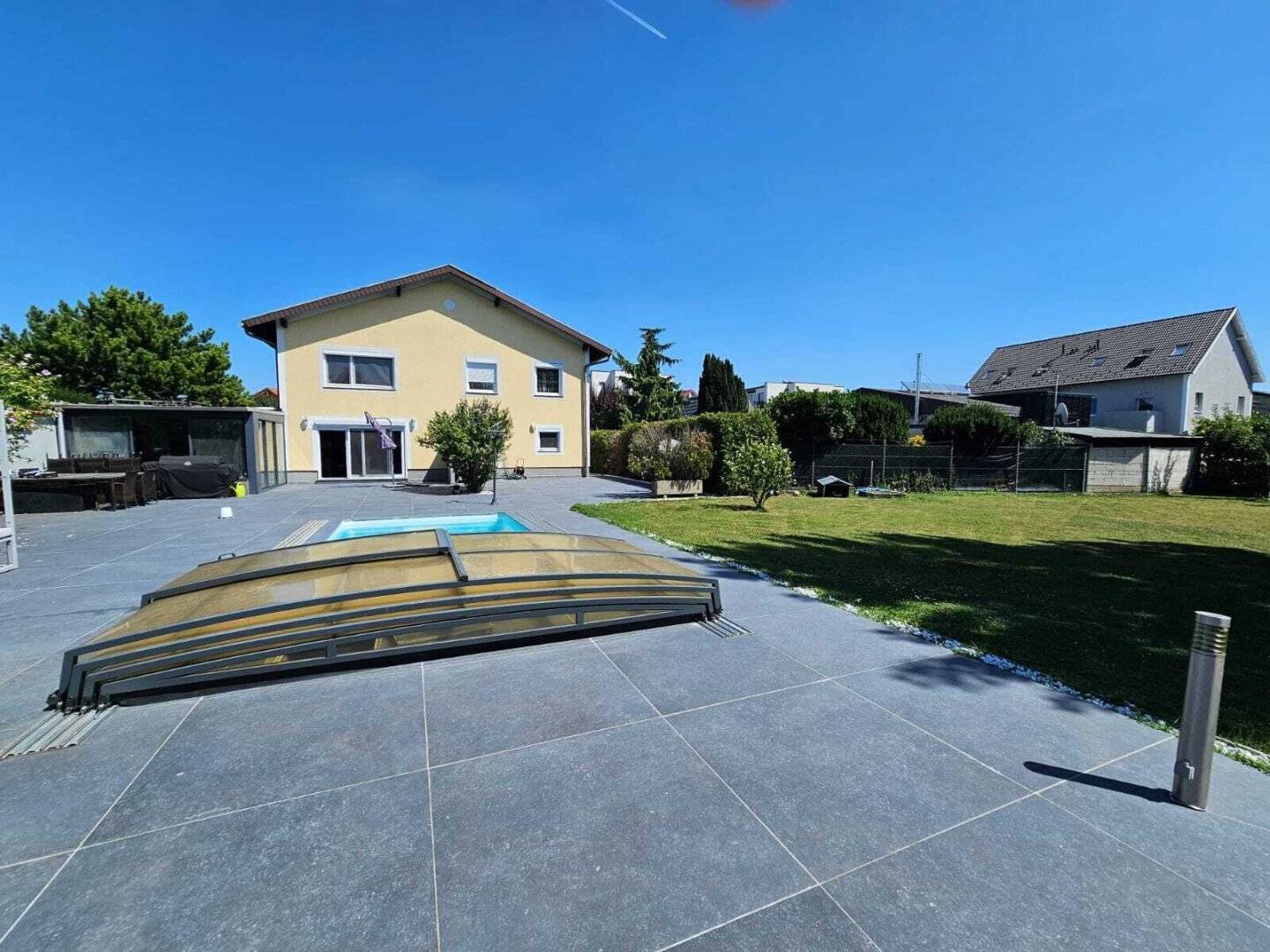 Family house with pool winter garden and spacious garden