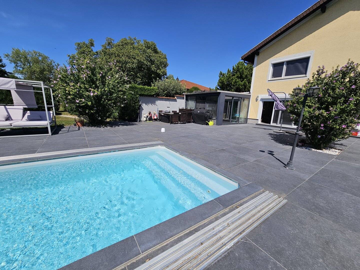 Family house with pool winter garden and spacious garden