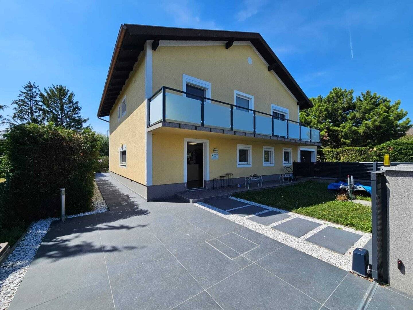 Family house with pool winter garden and spacious garden