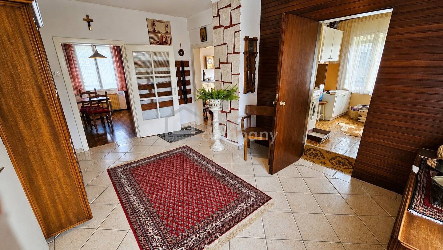 Gepflegtes Altbauhaus mit Garten und zwei Garagen