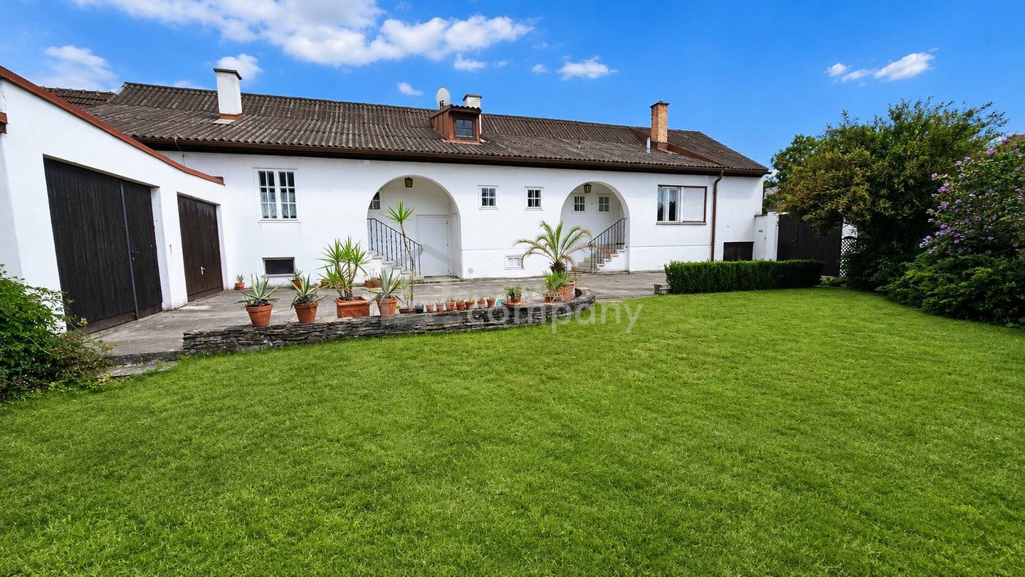Gepflegtes Altbauhaus mit Garten und zwei Garagen