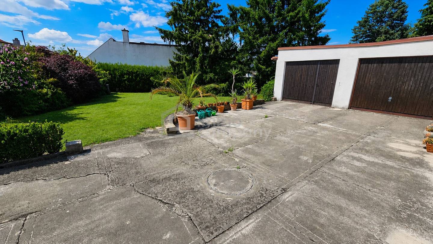 Gepflegtes Altbauhaus mit Garten und zwei Garagen