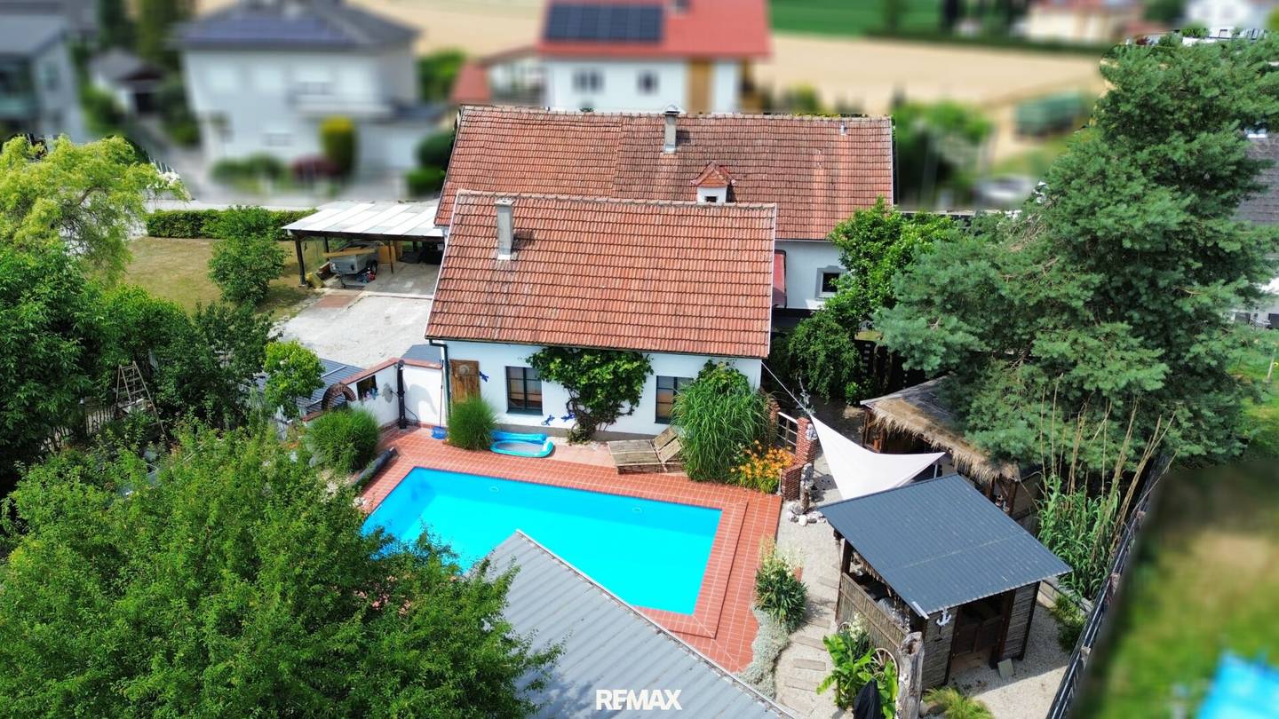 Haus mit Pool und großem Garten