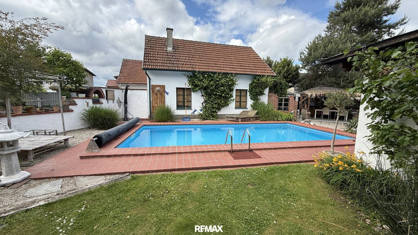 Haus mit Pool und großem Garten