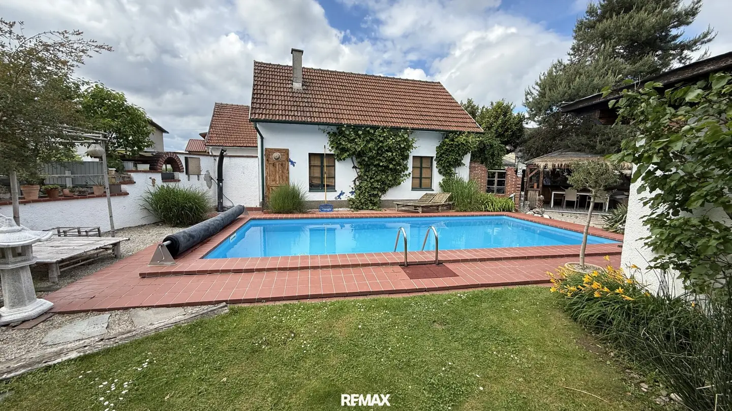 Haus mit Pool und großem Garten