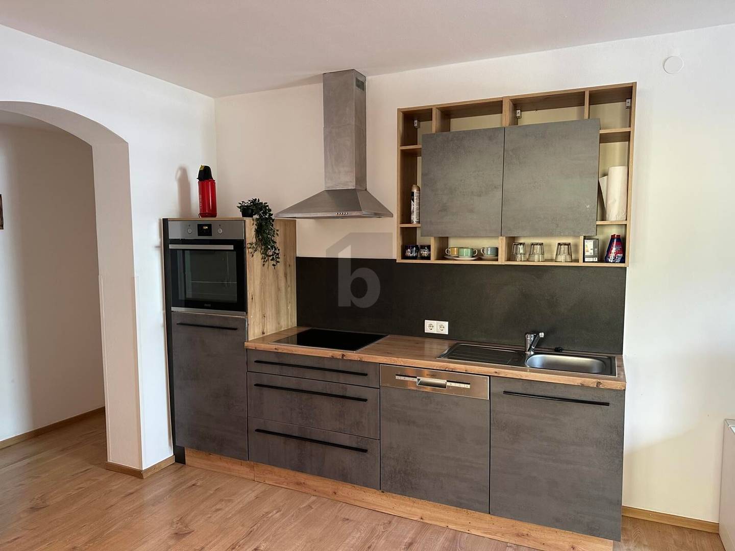 Erdgeschosswohnung frisch saniert mit Tiefgarage
