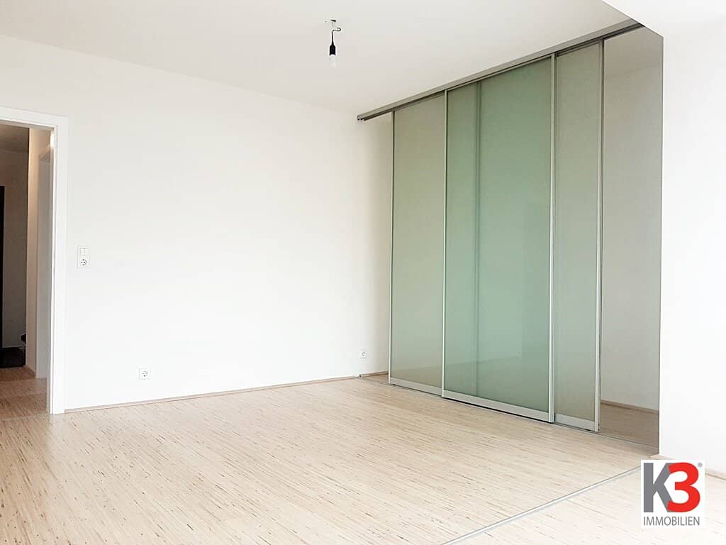 Bright ground floor apartment with loggia and Gaisberg view in Josefiau