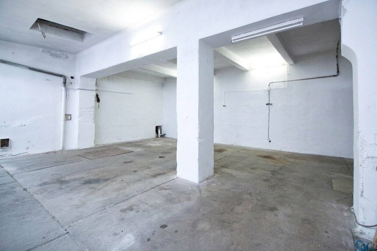 Versatile courtyard garage with inspection pit