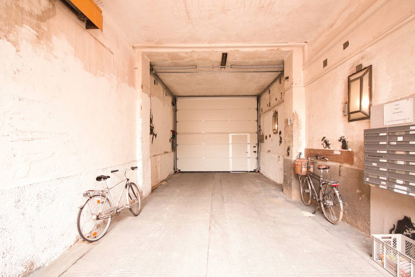 Versatile courtyard garage with inspection pit