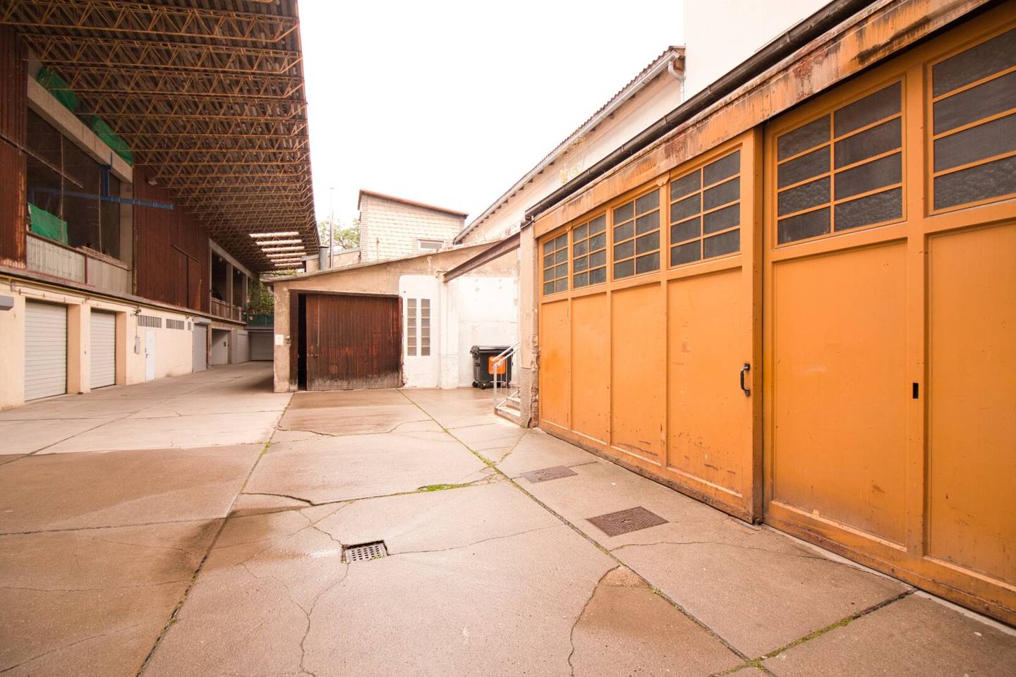 Versatile courtyard garage with inspection pit