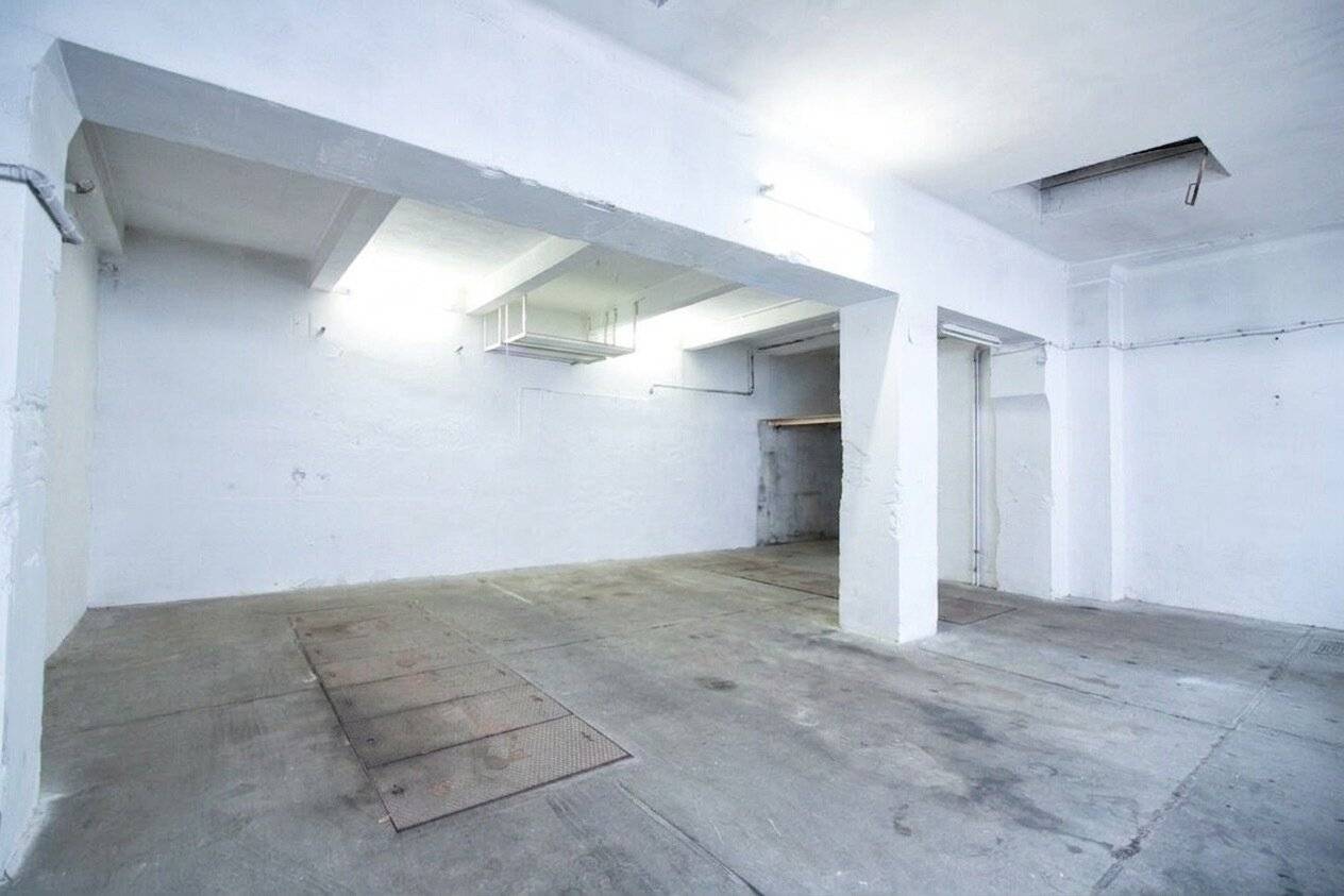 Versatile courtyard garage with inspection pit