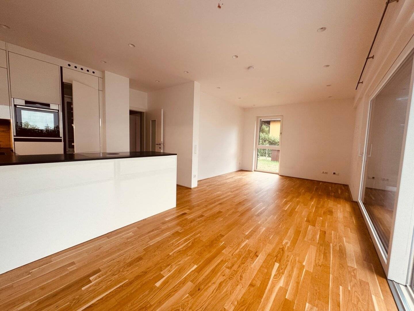 Moderne Erdgeschosswohnung mit eigenem Garten