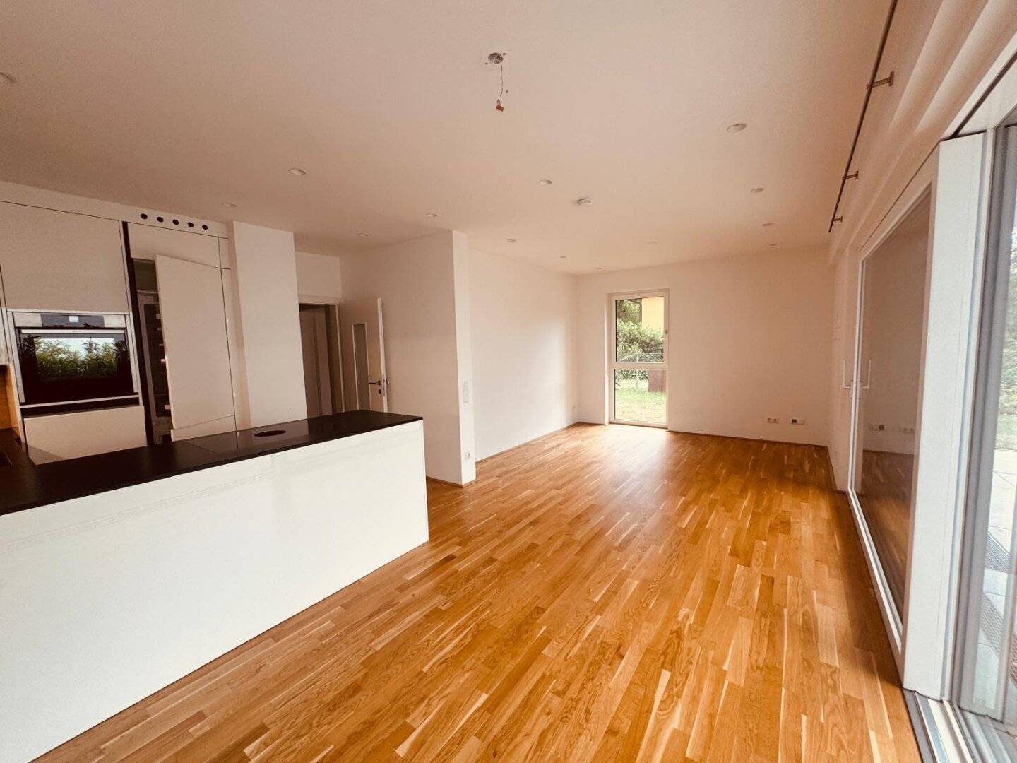 Moderne Erdgeschosswohnung mit eigenem Garten