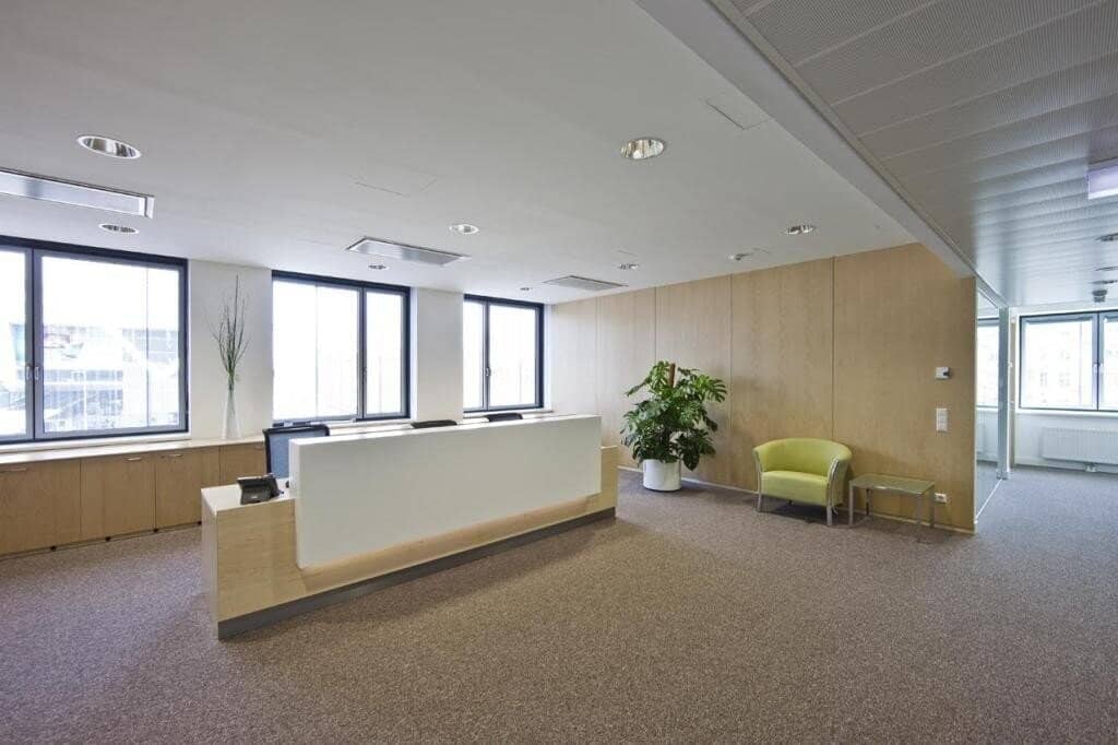 Bright Office near Westbahnhof with Balcony View
