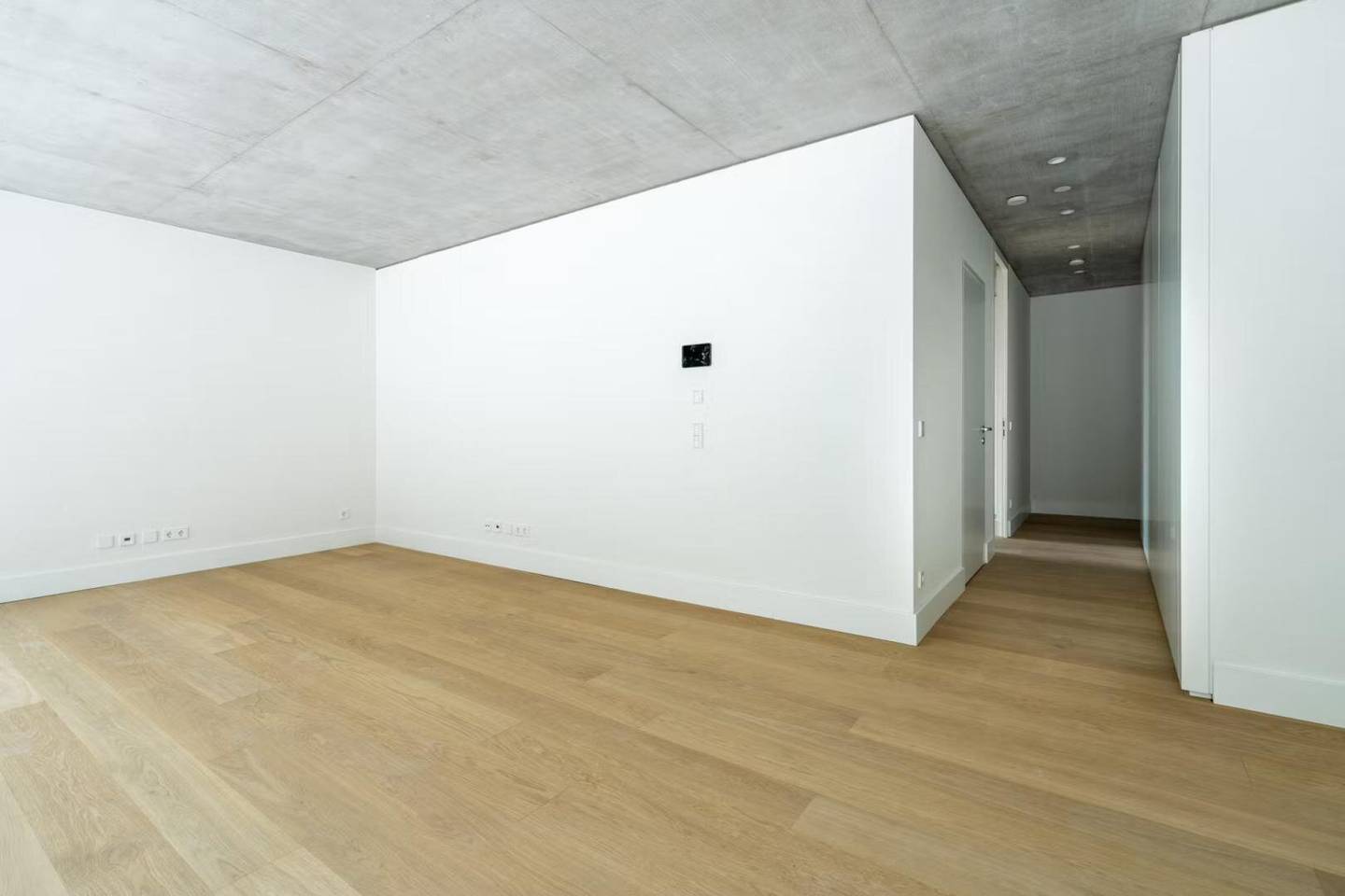Light-filled apartment with large terrace and underfloor heating