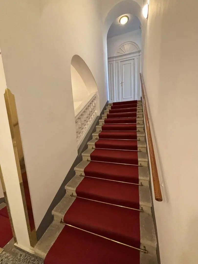 Renovated Altbau apartment in the 4th district with elevator