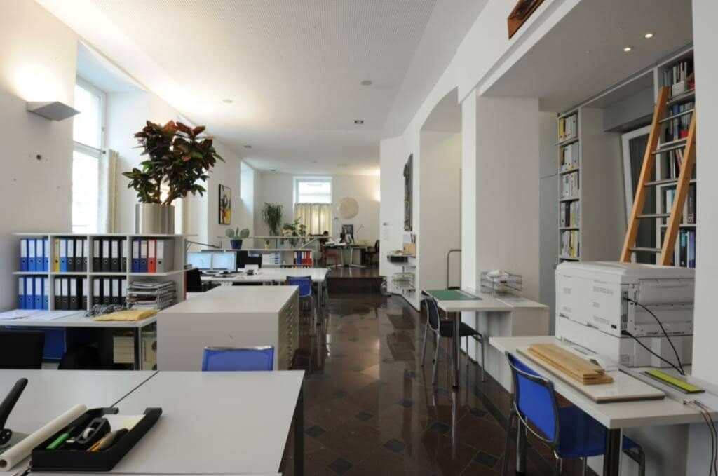 Modernes Erdgeschoss Büro mit Einbauküche nahe Hauptbahnhof