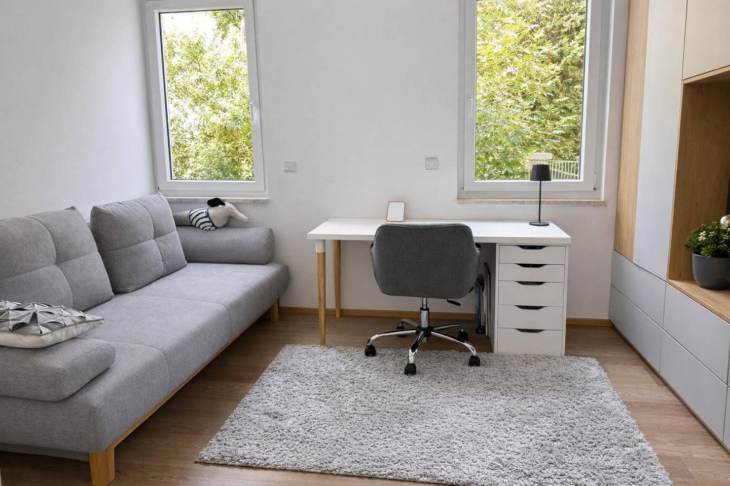 Bright ground floor apartment with private garden and terrace