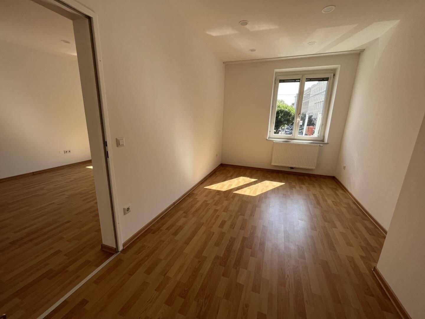Fully Renovated 3 Room Apartment Next to Hannovermarkt