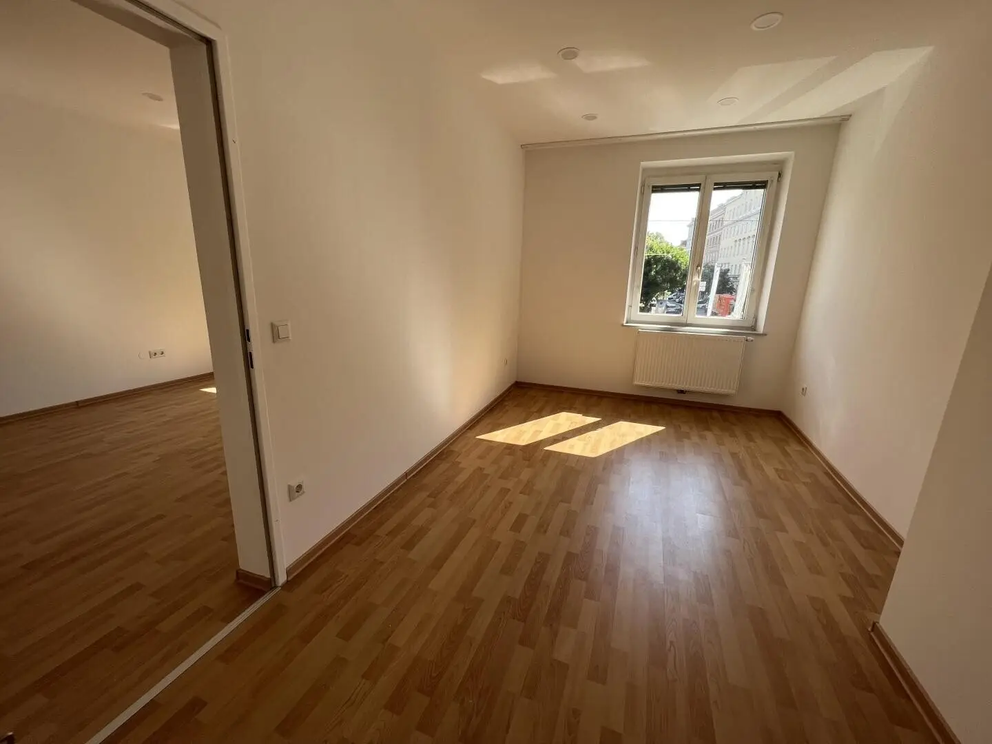 Fully Renovated 3 Room Apartment Next to Hannovermarkt