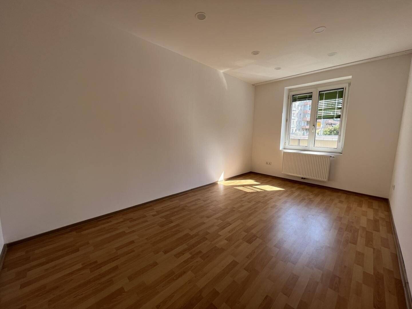 Fully Renovated 3 Room Apartment Next to Hannovermarkt