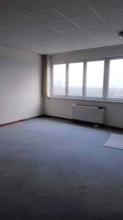 Bright office in Gewerbepark Gunnersdorf with parking