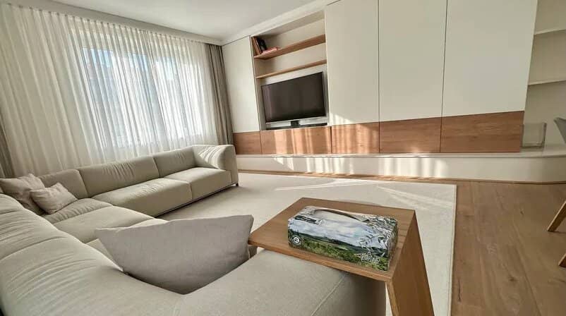 Renovated apartment with hardwood floors and fitted kitchen