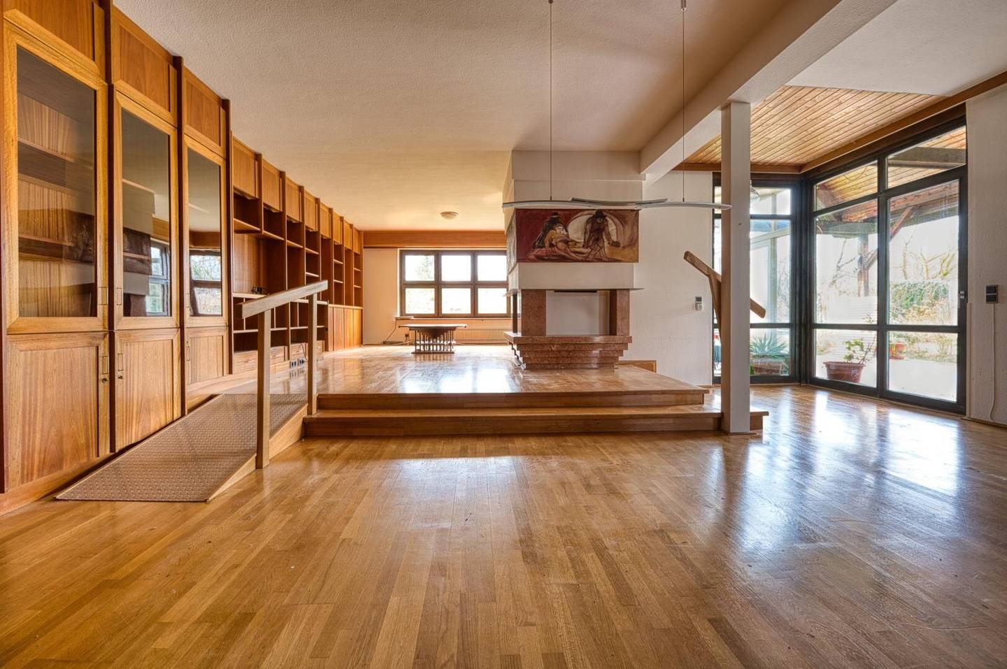 Architect-designed villa with fireplace and sauna in quiet location