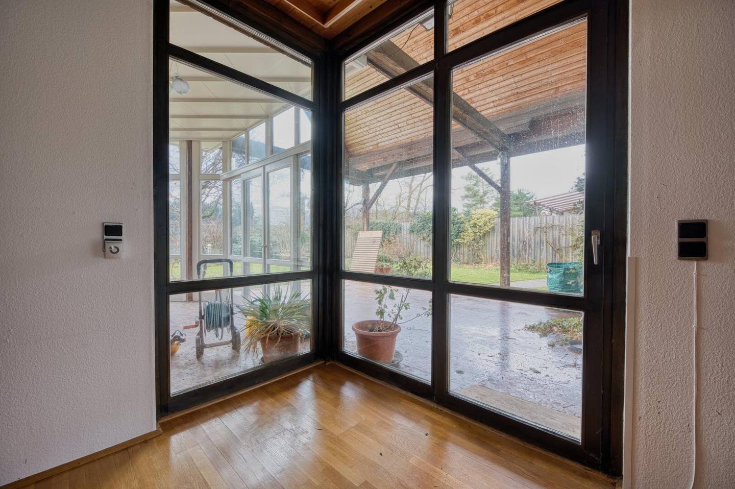 Architect-designed villa with fireplace and sauna in quiet location