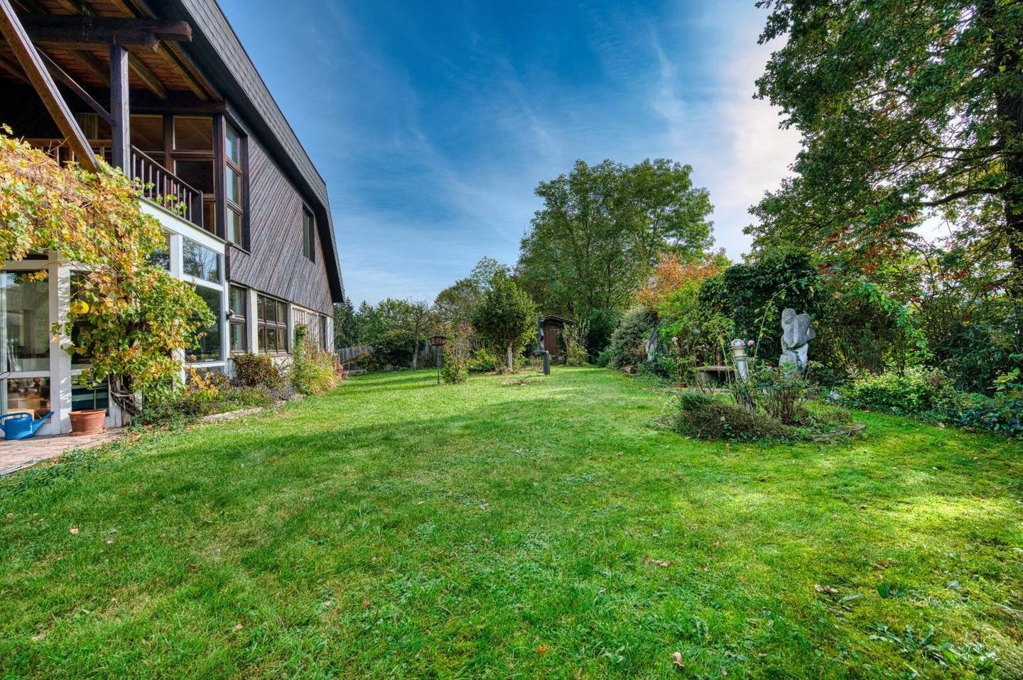 Architect-designed villa with fireplace and sauna in quiet location