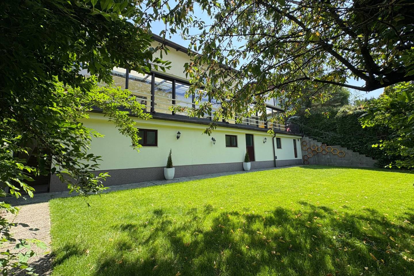 Einfamilienhaus mit Wintergarten und Wellnessbereich im Wienerwald