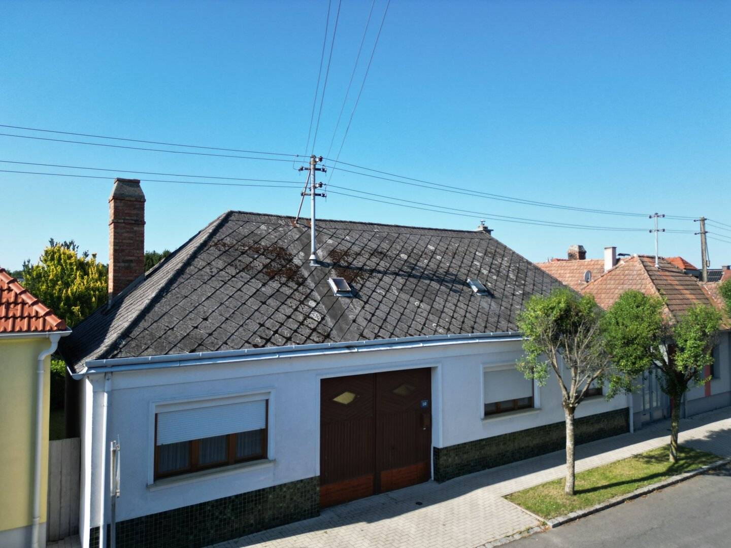 Bauernhaus mit großem Garten und Nebengebäuden in sonniger Lage