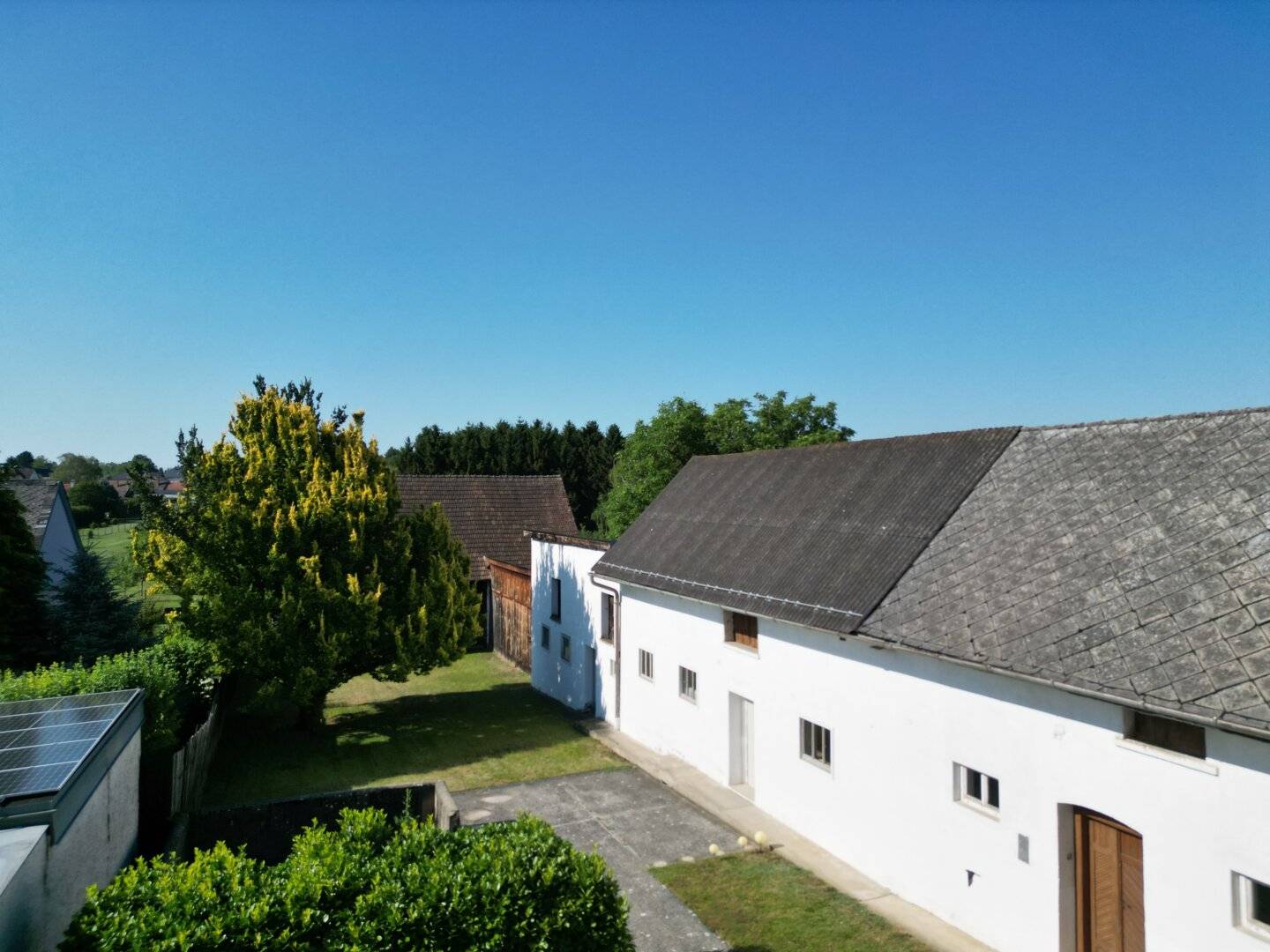 Bauernhaus mit großem Garten und Nebengebäuden in sonniger Lage