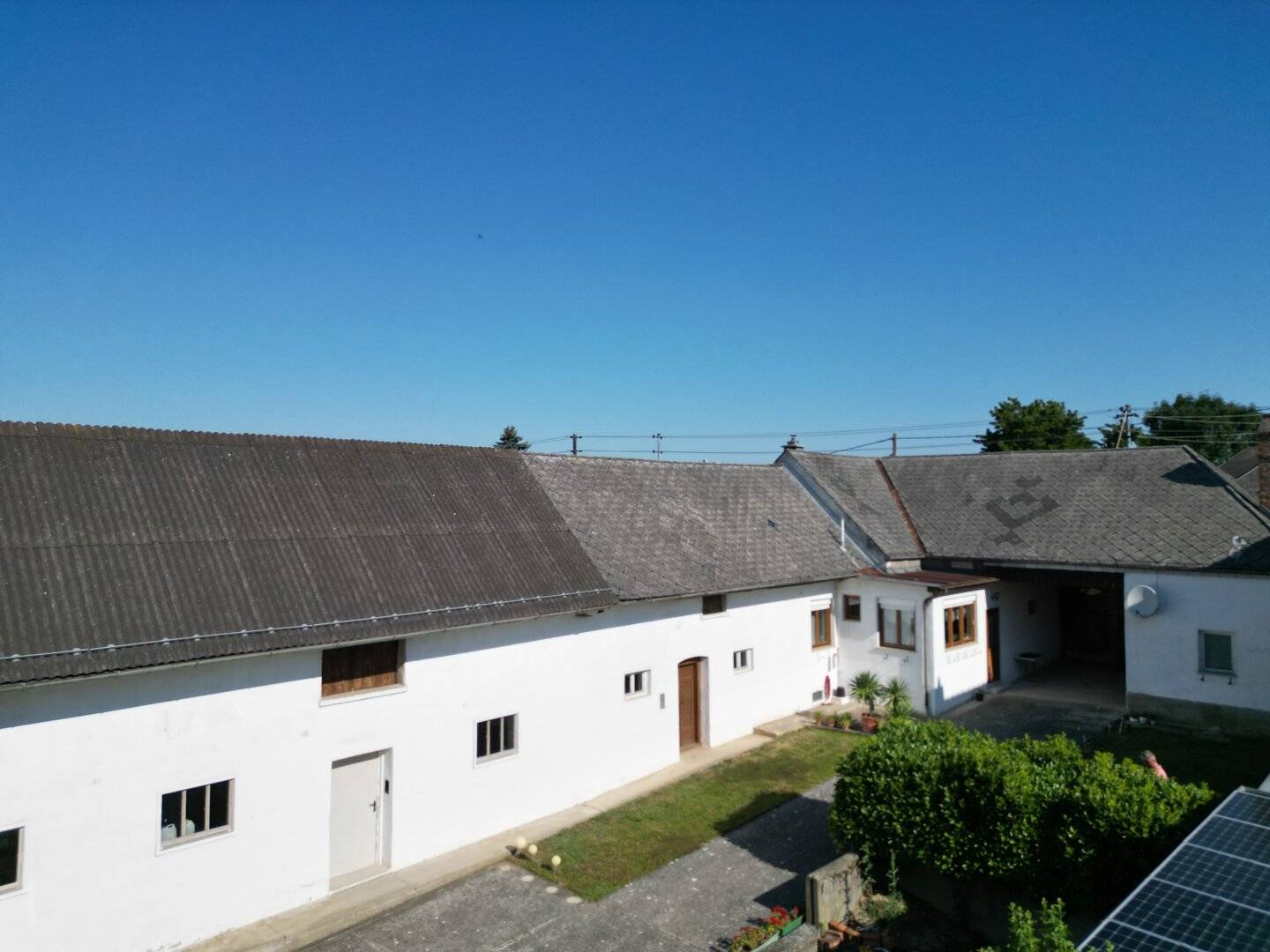 Bauernhaus mit großem Garten und Nebengebäuden in sonniger Lage