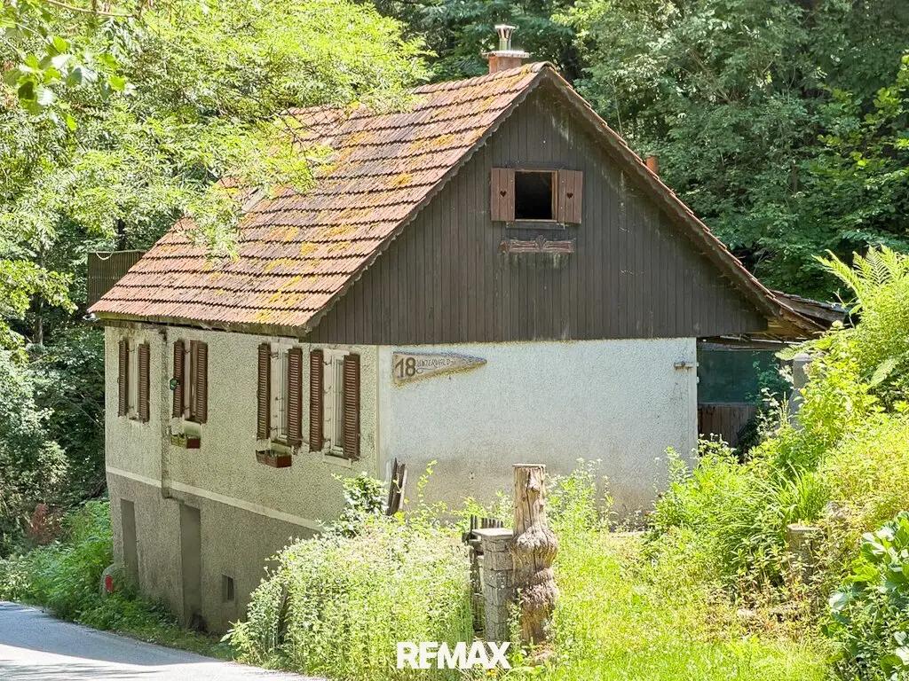 Secluded retreat with forest and stream in Ligist