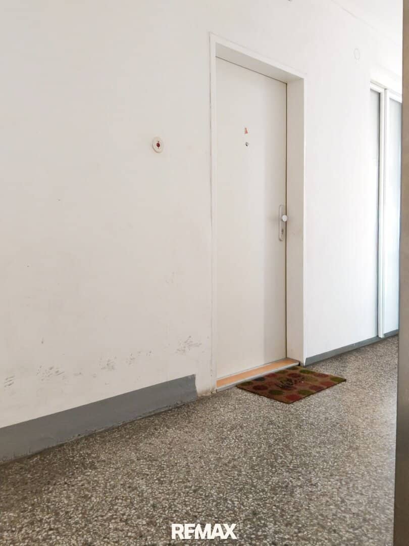 Sanierungsbedürftige Altbauwohnung mit Aufzug in zentraler Lage