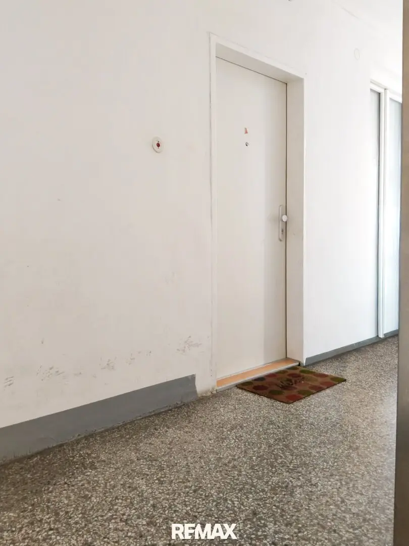 Renovation-ready period apartment with elevator in central location