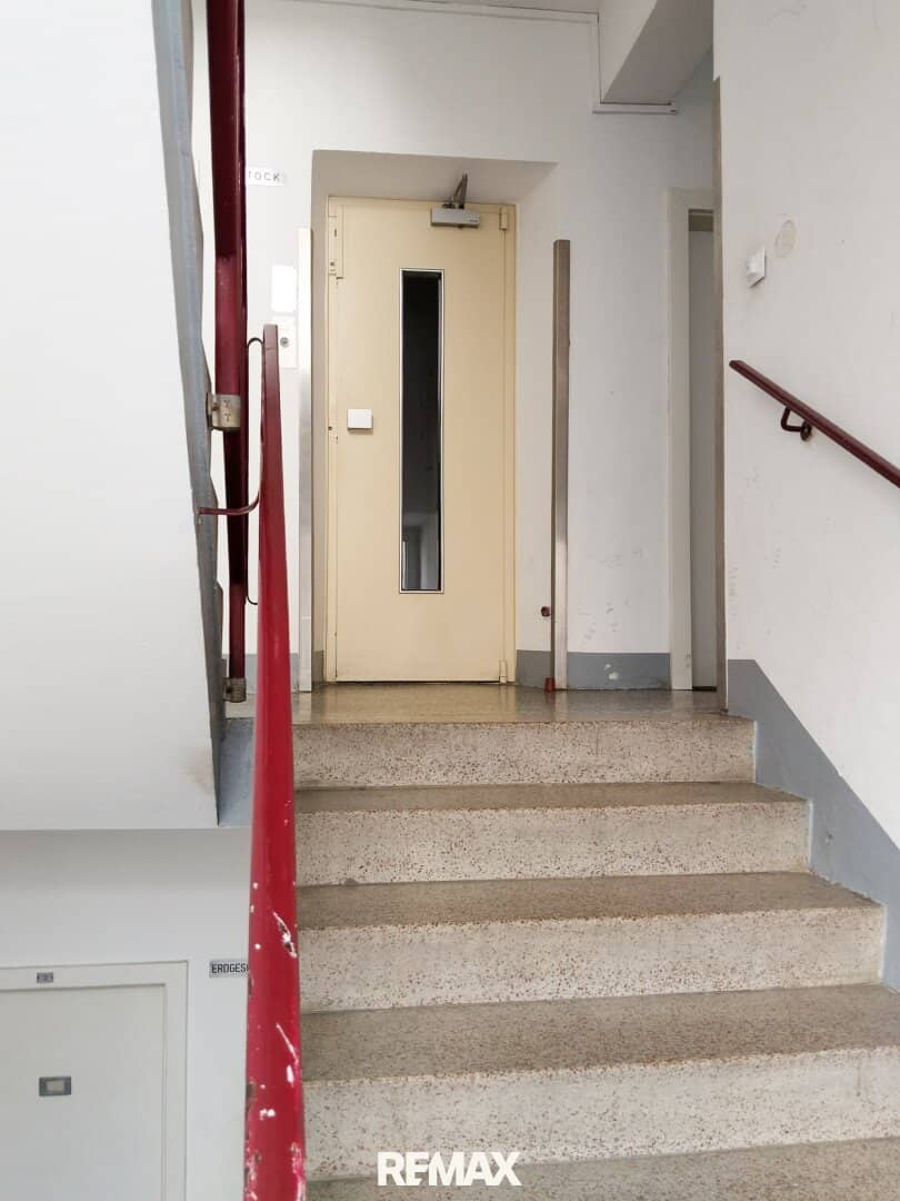 Sanierungsbedürftige Altbauwohnung mit Aufzug in zentraler Lage