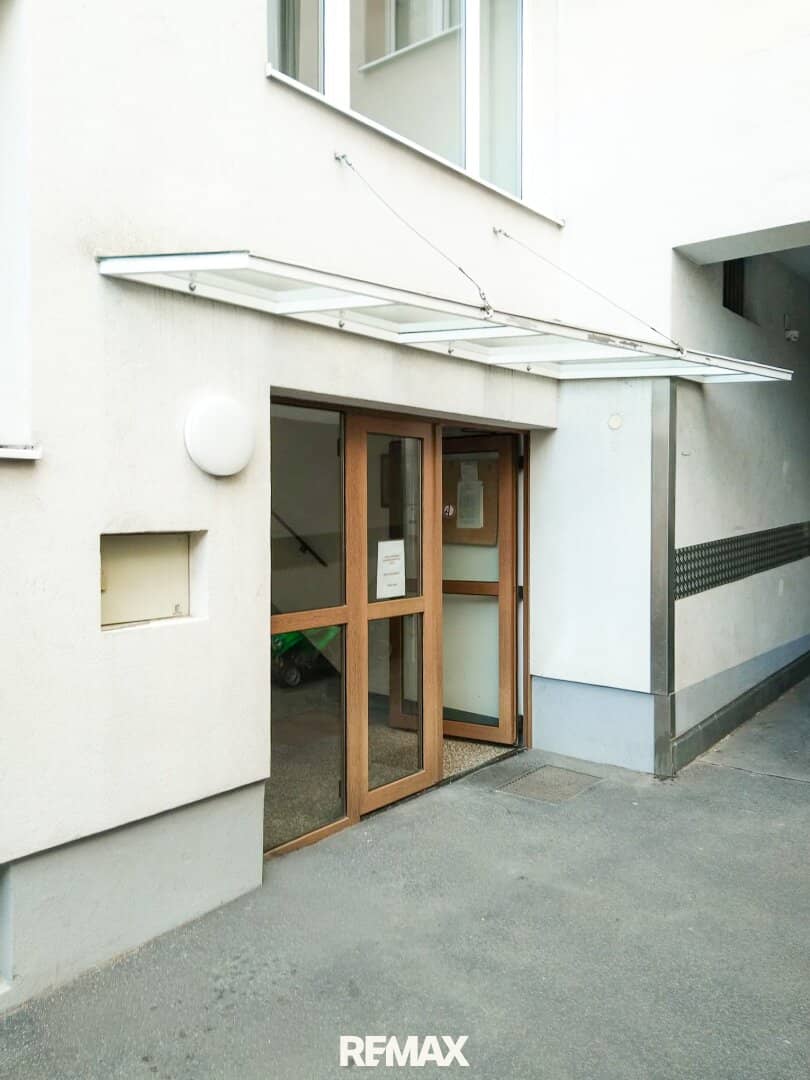 Sanierungsbedürftige Altbauwohnung mit Aufzug in zentraler Lage