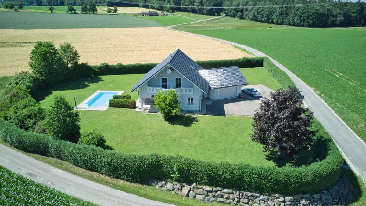 Einfamilienhaus mit Pool und Fernsicht